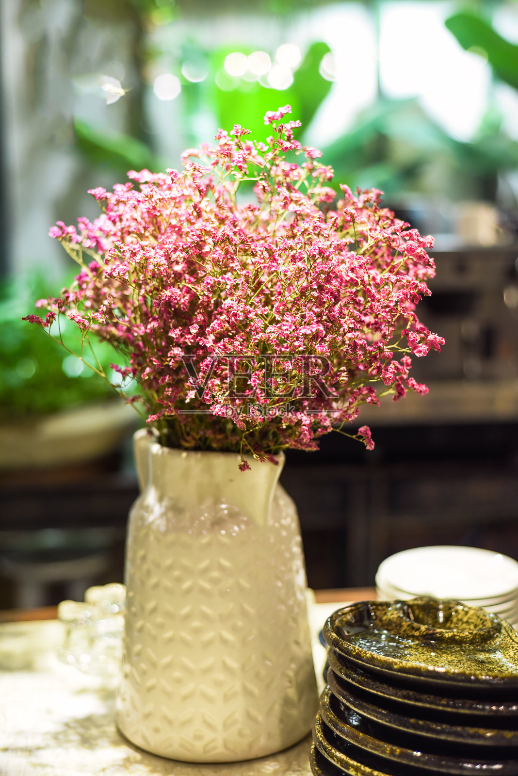 厨房里的花瓶里有一束粉红色的吉卜草照片摄影图片