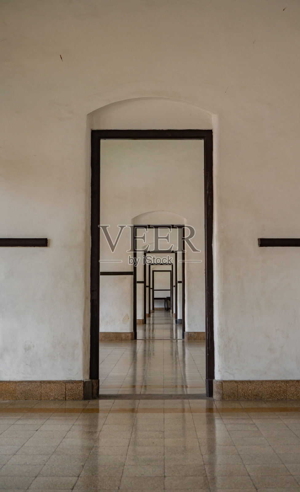 位于中爪哇省三宝垄市中心的旧豪宅内。照片摄影图片