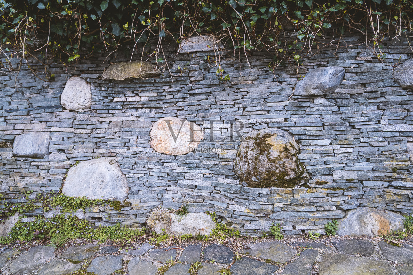 装饰园林石墙由大小不一的石块制成照片摄影图片