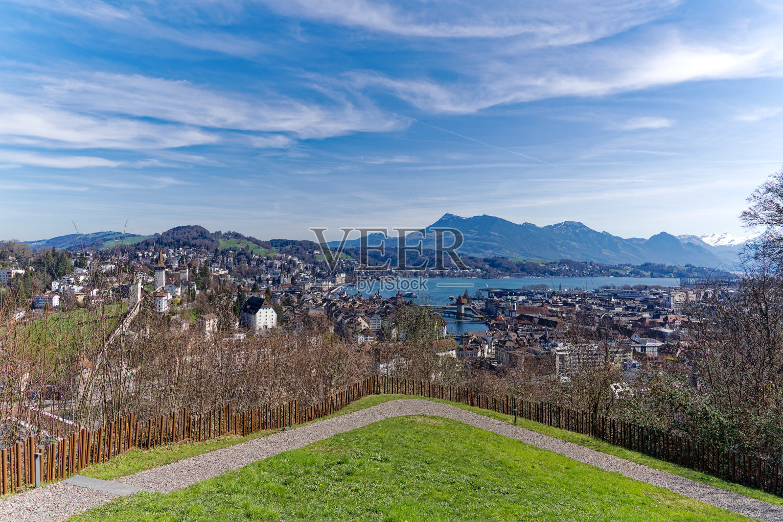 以卢塞恩湖为背景的瑞士小镇的美丽景色。照片摄影图片