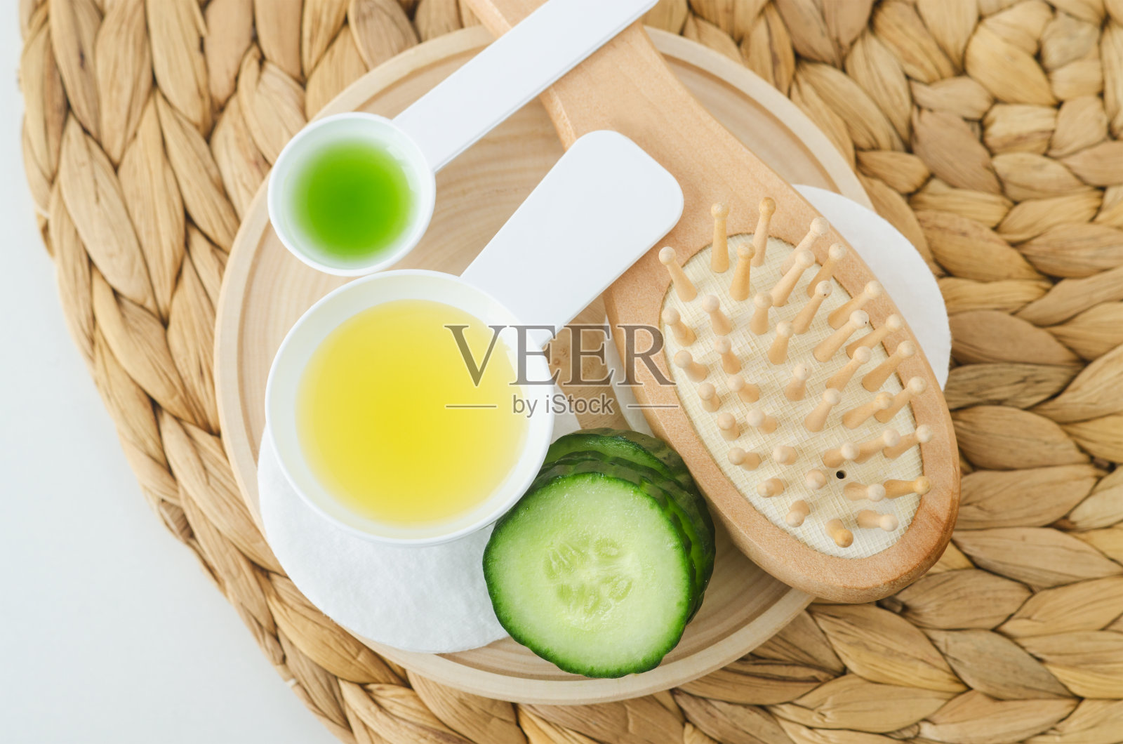黄瓜片，橄榄油和木梳子。自制面膜或爽肤水的原料。天然美容和水疗配方。前视图。照片摄影图片