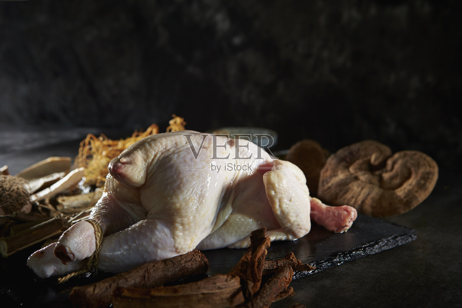 、新鲜的生鸡肉和草药照片摄影图片