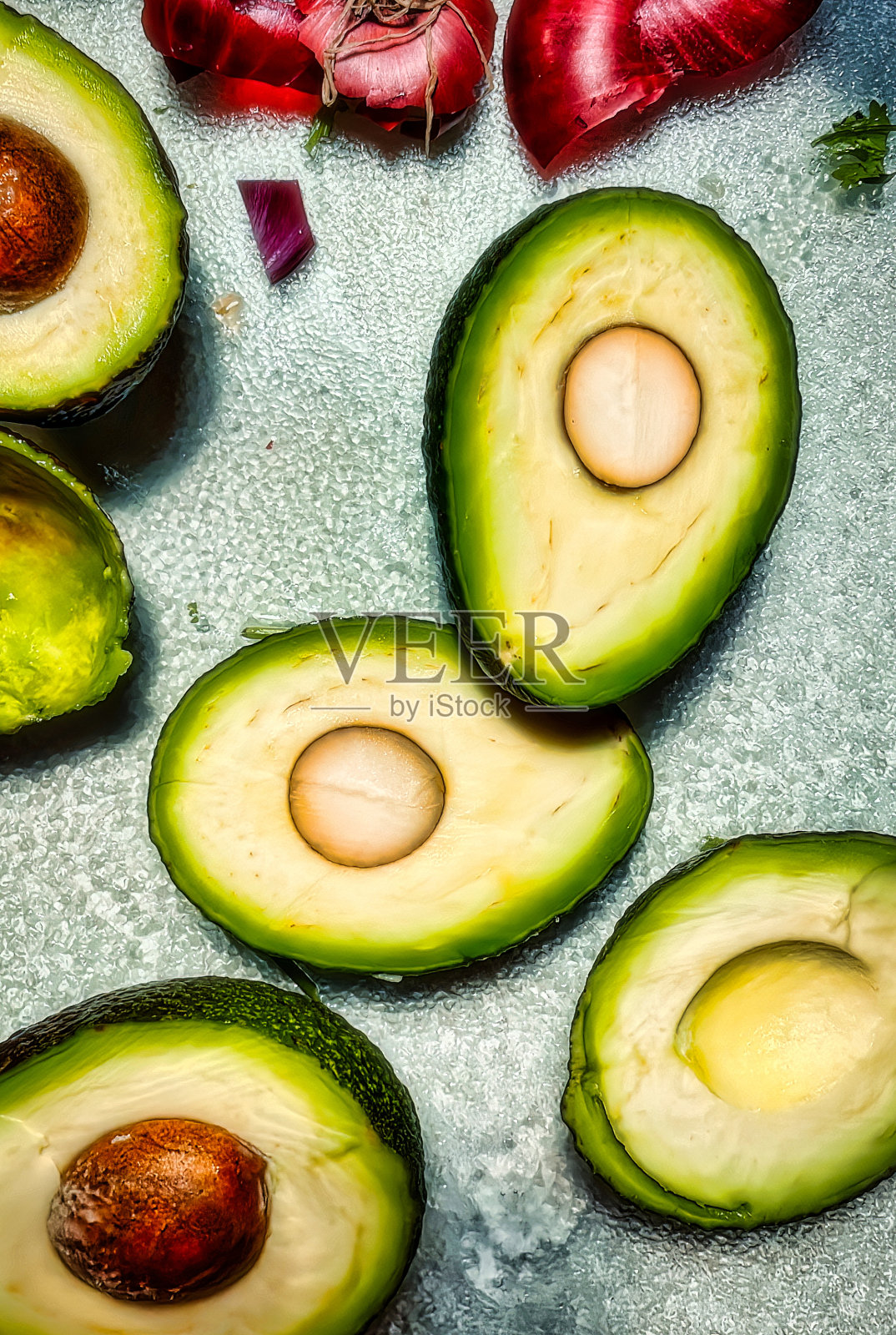 鳄梨色拉酱配新鲜鳄梨和红洋葱照片摄影图片