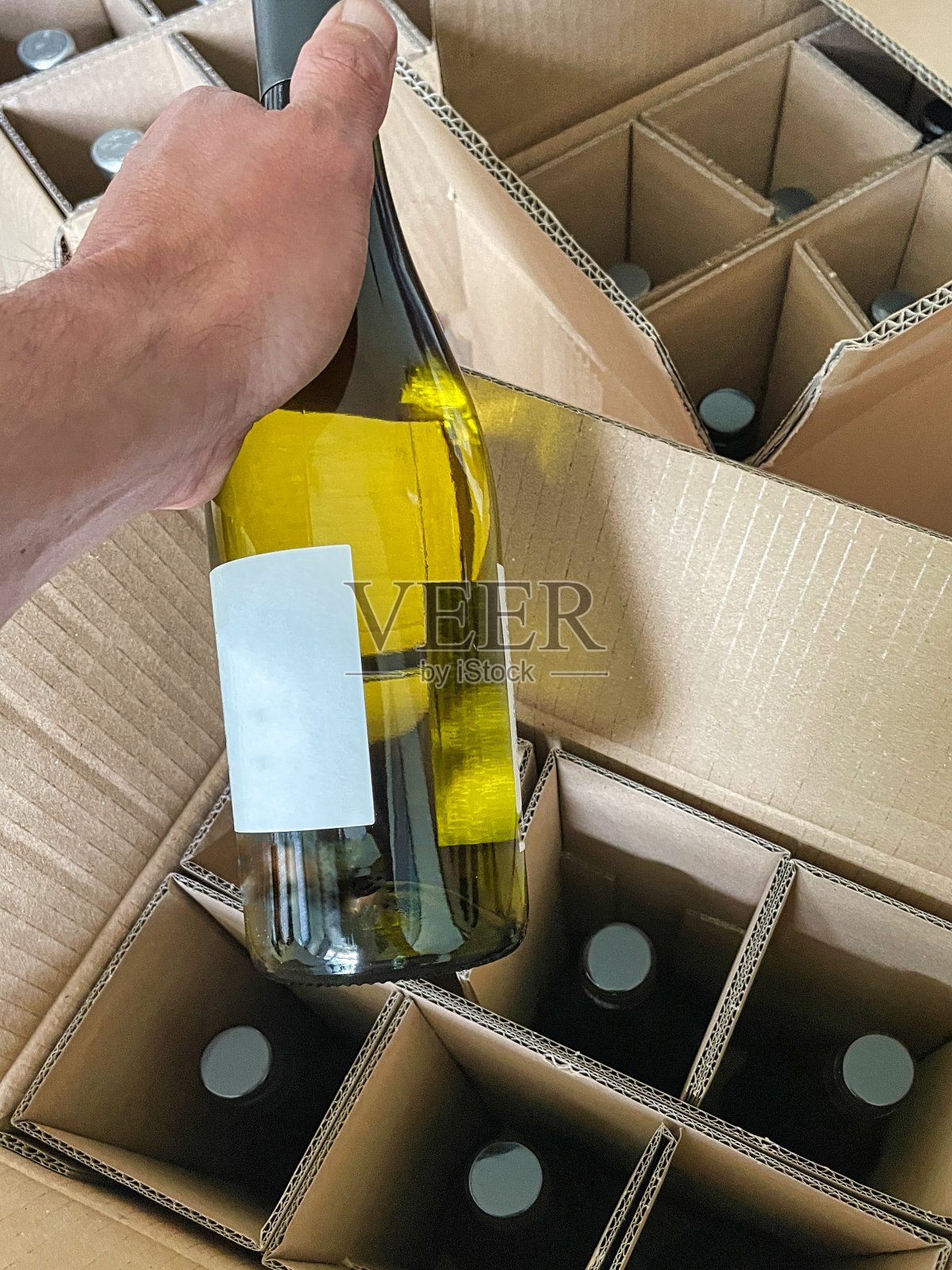 装在盒子里的葡萄酒照片摄影图片