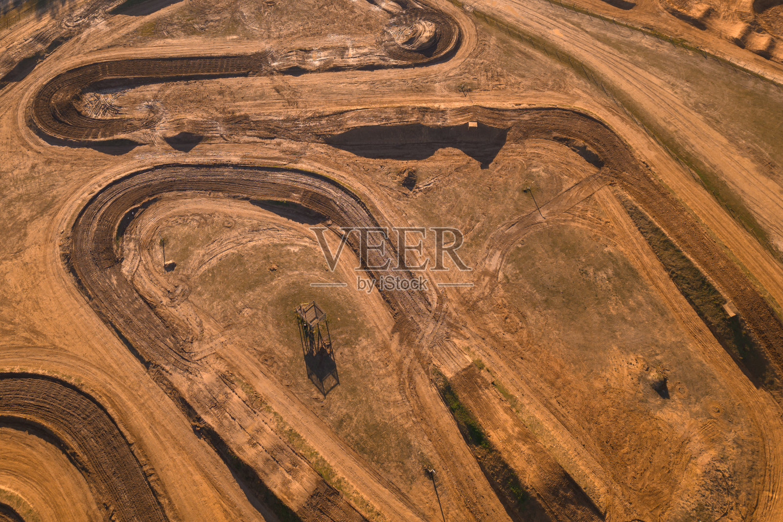 肮脏的道路与丘陵摩托车越野赛和极限活动照片摄影图片