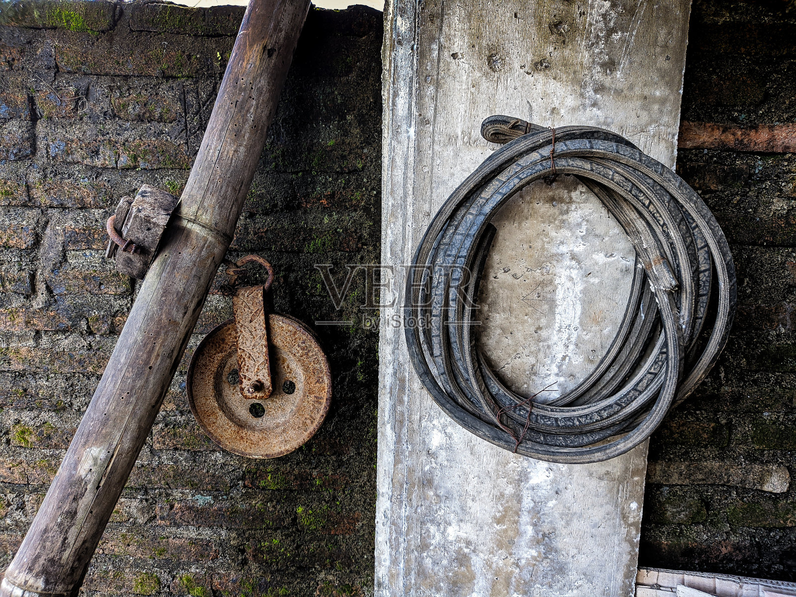 传统的取水工具照片摄影图片