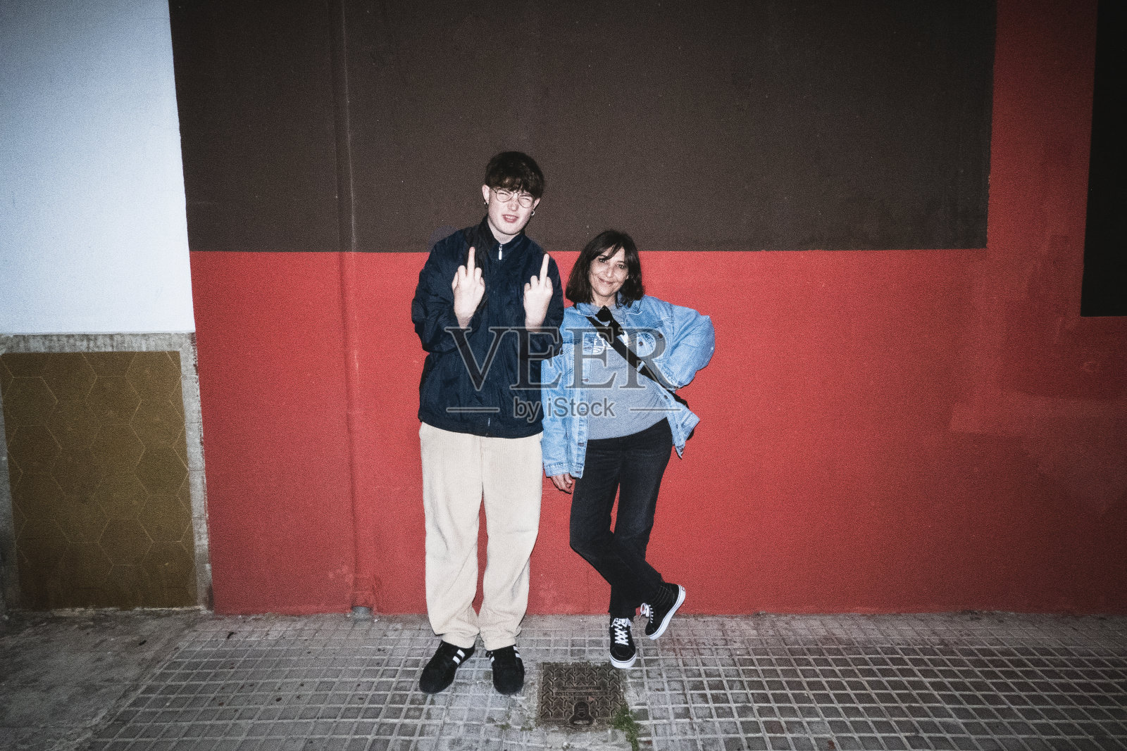 母亲和十几岁的儿子的肖像照片摄影图片