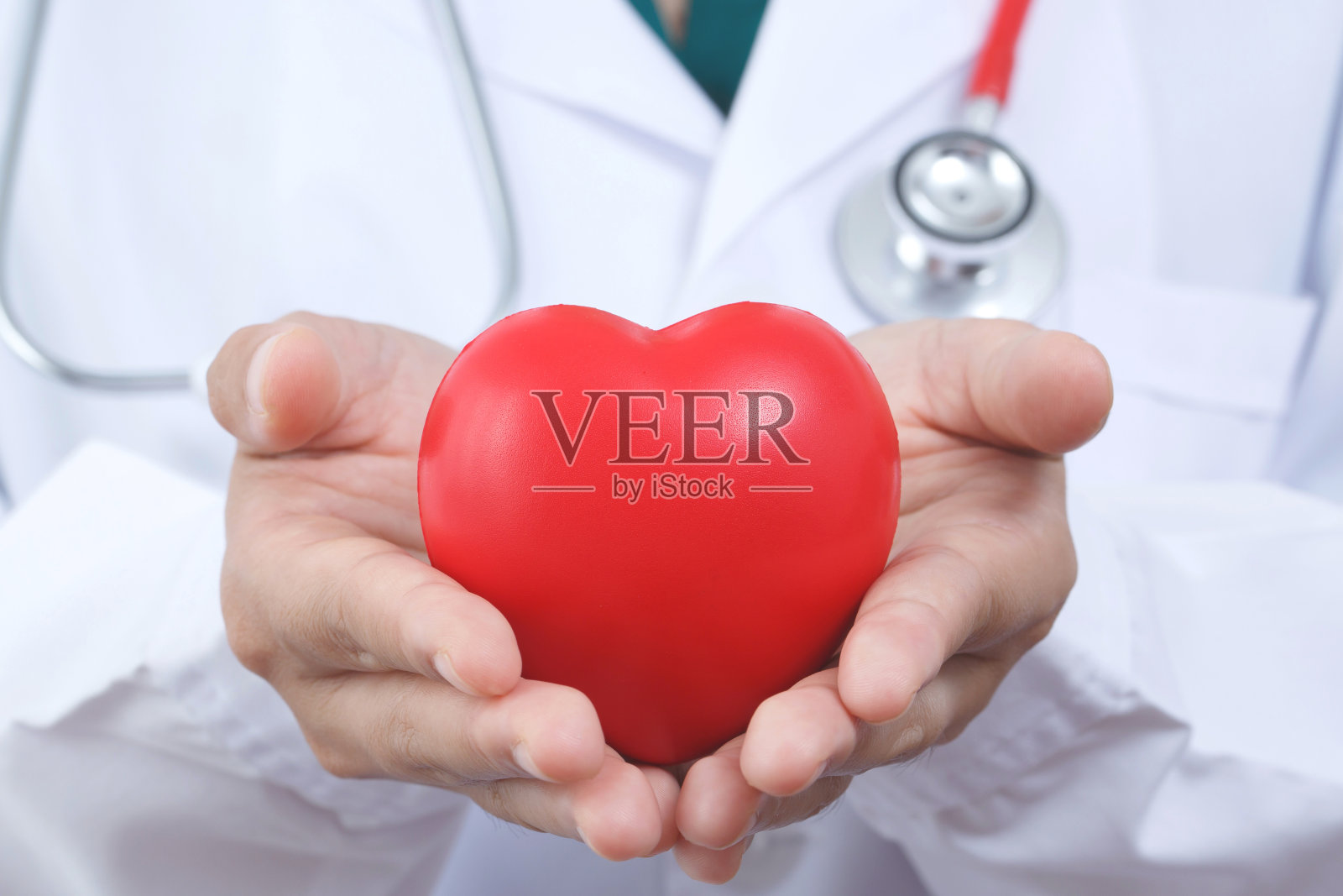 心绞痛是成年人常见的心脏病。主要的风险因素包括年龄的增长。高血脂、糖尿病、高血压照片摄影图片