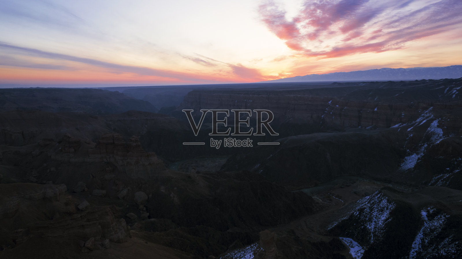 橙色岩壁的夏琳大峡谷。阿拉木图照片摄影图片