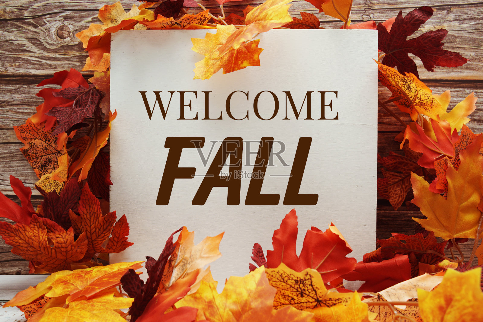 迎秋短信与秋天枫叶装饰的木制背景照片摄影图片