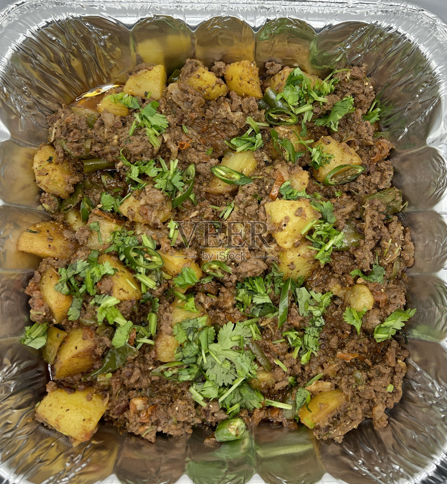 印度和巴基斯坦的美食。肉末加上土豆和香菜照片摄影图片