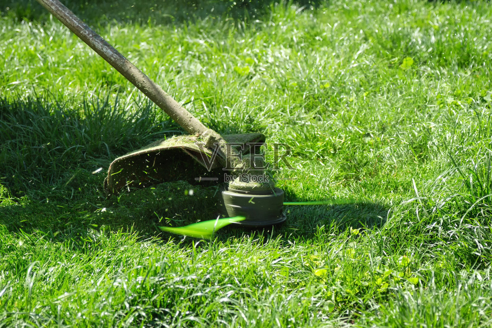 公用事业的特写在公园里割草。照片摄影图片