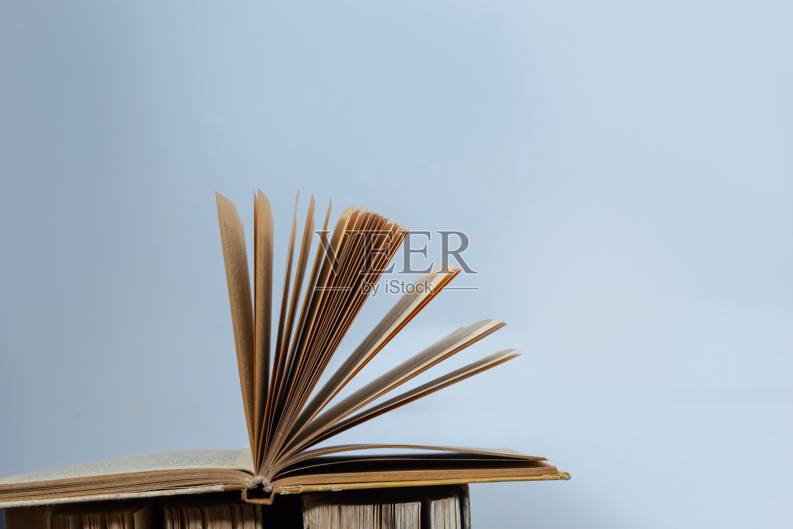 打开书在一堆书背景学校学习书。阅读文学、教育和图书出版的理念。文本的空闲空间照片摄影图片