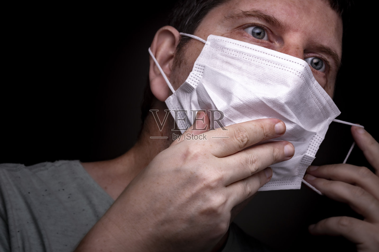 戴白色防护口罩的人照片摄影图片