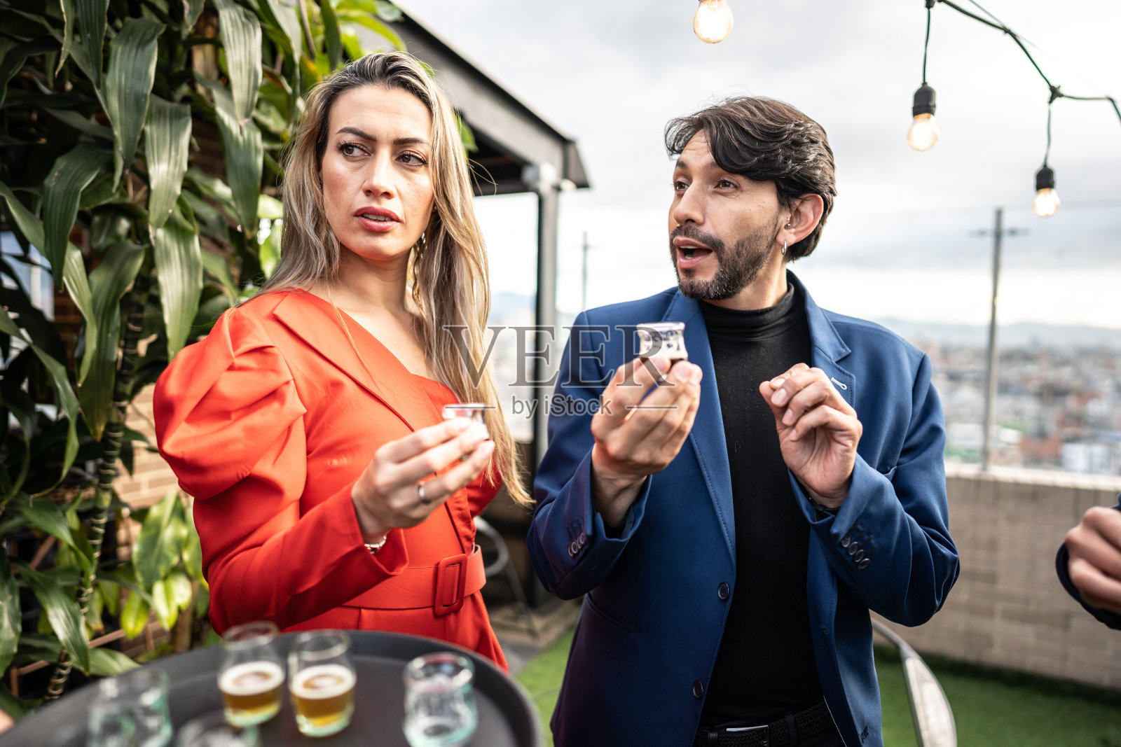 成熟的情侣在屋顶的餐厅里聊天照片摄影图片