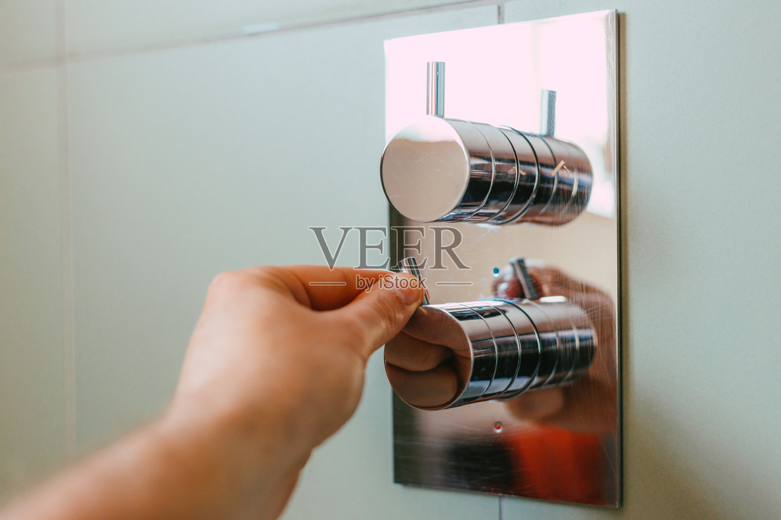 调节浴室沐浴或淋浴的水温照片摄影图片