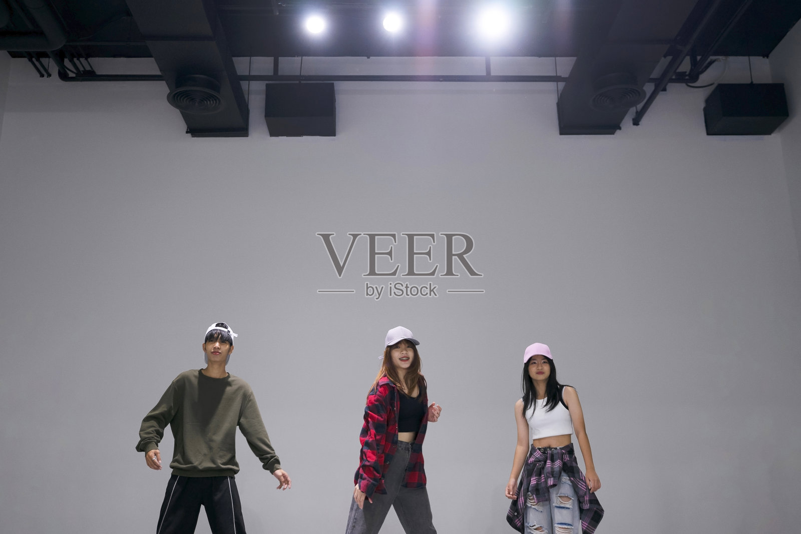 青少年在工作室练习舞蹈。照片摄影图片