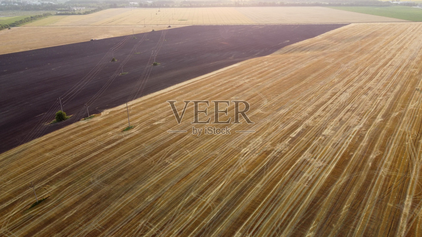 黄昏时分收获后的田地。摄像机上升。天空的云。照片摄影图片