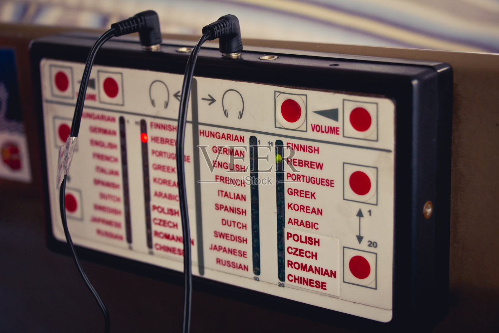 有不同语言的语音导览装置，供参观或博物馆使用照片摄影图片