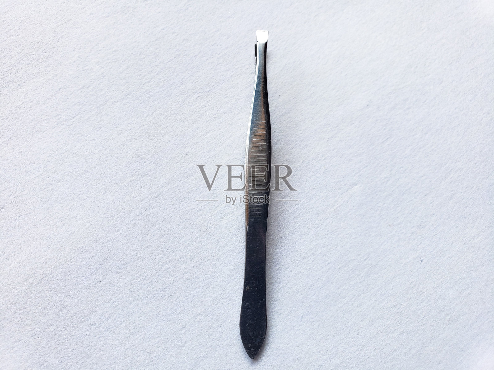 白色背景上孤立的镊子特写照片摄影图片