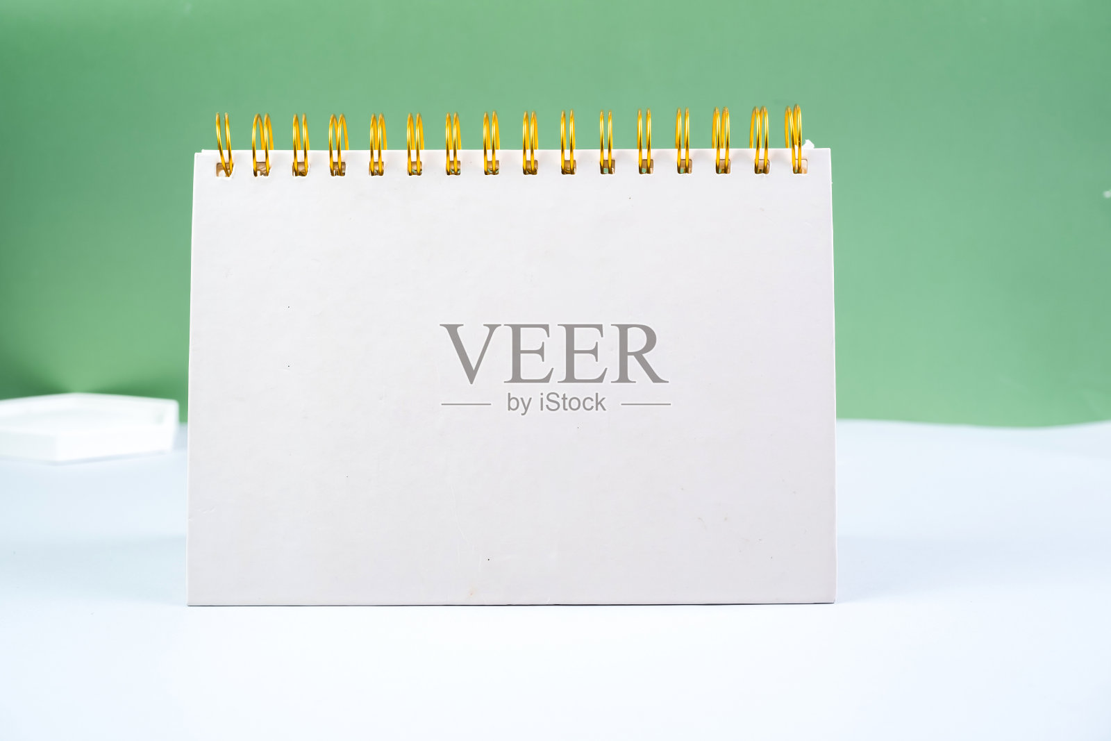 绿色背景的空白笔记本。照片摄影图片