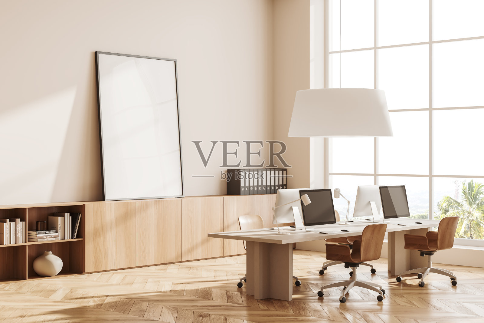 配有pc电脑和全景窗的现代商务室内。模型框架照片摄影图片