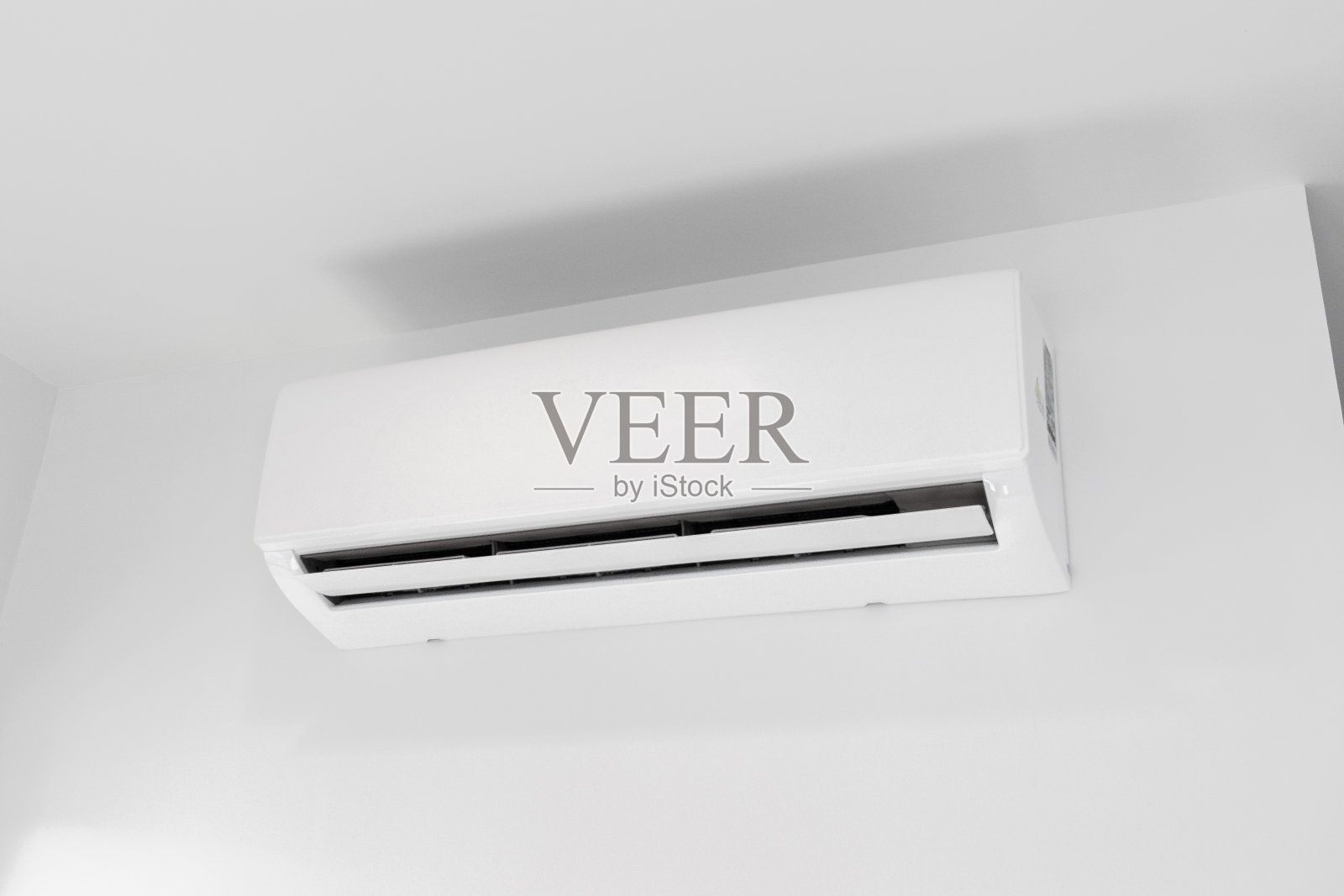 一个孩子卧室的白墙上有空调照片摄影图片