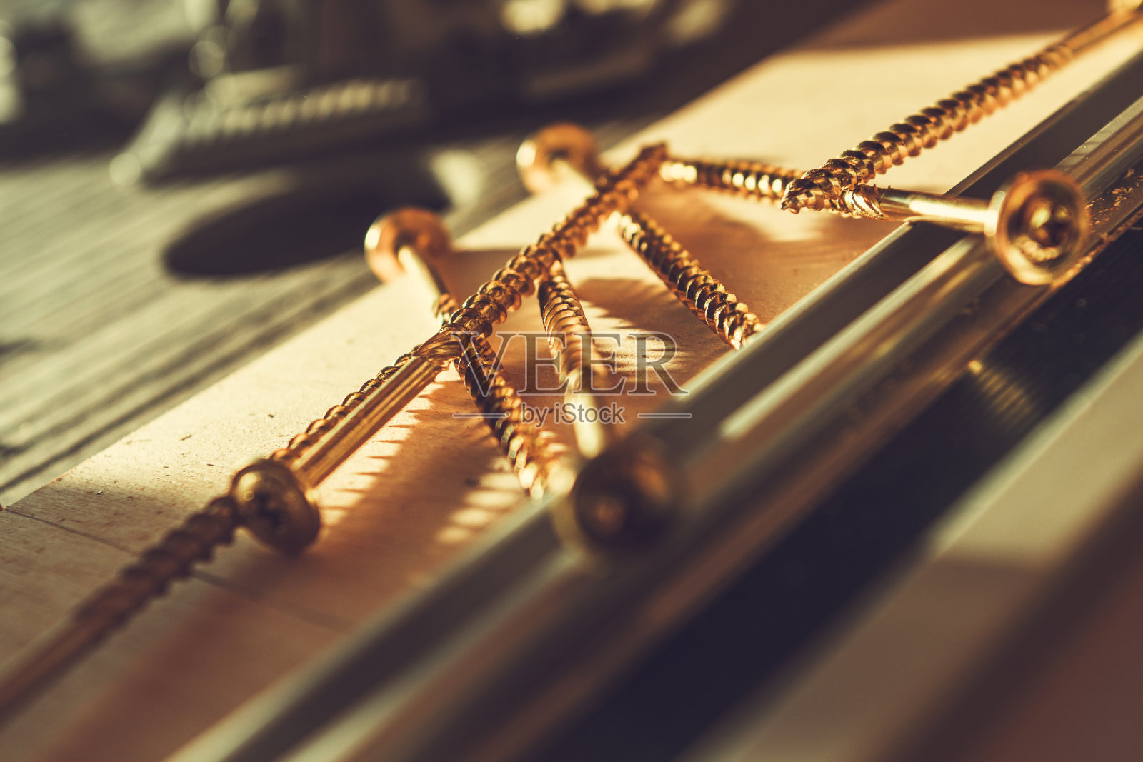 建筑木螺丝在桌子上特写照片摄影图片