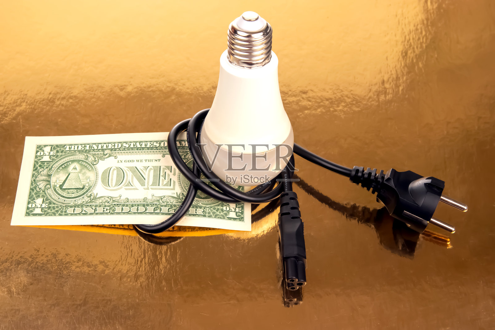 美元，LED灯和电缆插头。节约电能。节能理念照片摄影图片