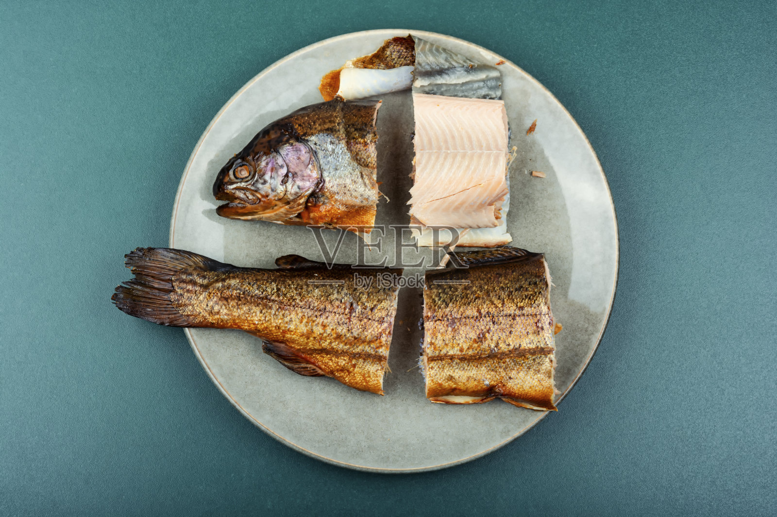 热烟熏三文鱼照片摄影图片