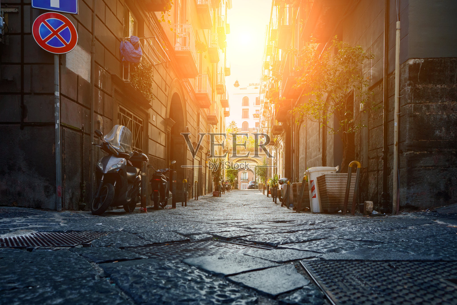 意大利典型的有房子的街道。照片摄影图片