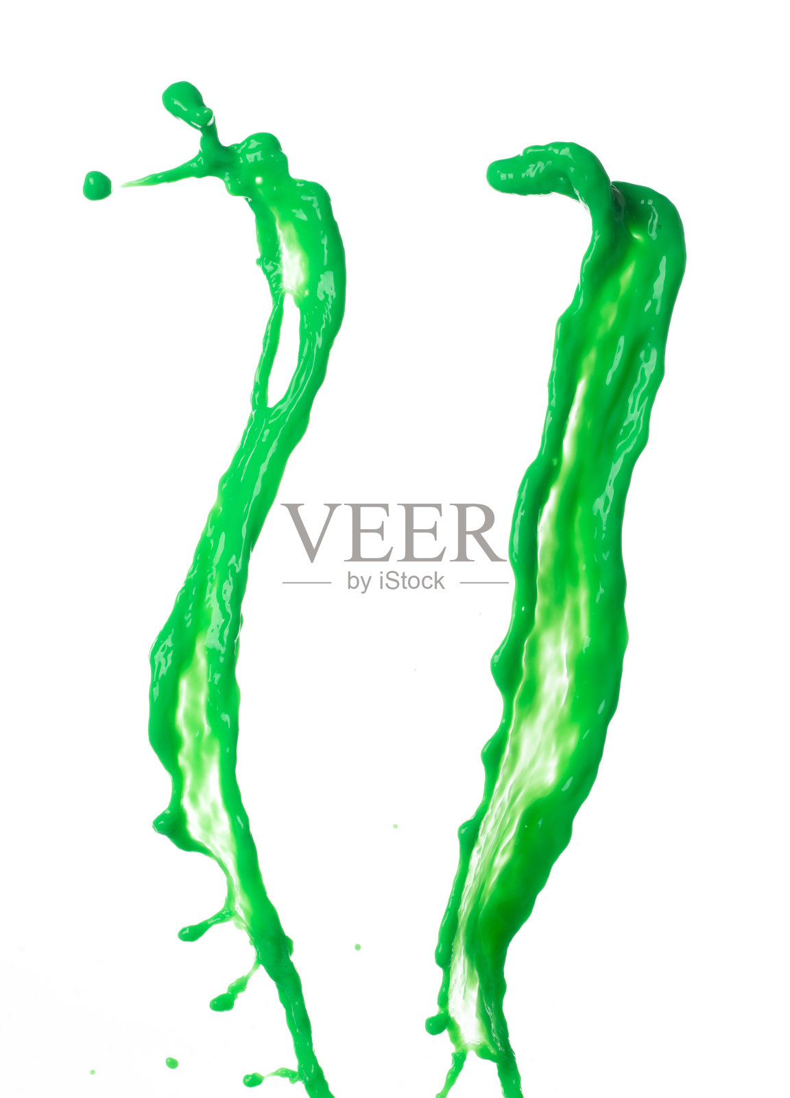 绿色抹茶奶茶倒下来，爆炸在空气中。绿色抹茶奶茶溢出飞溅的形状形式线作为油漆的颜色。白色背景隔离高速快门冻结运动照片摄影图片