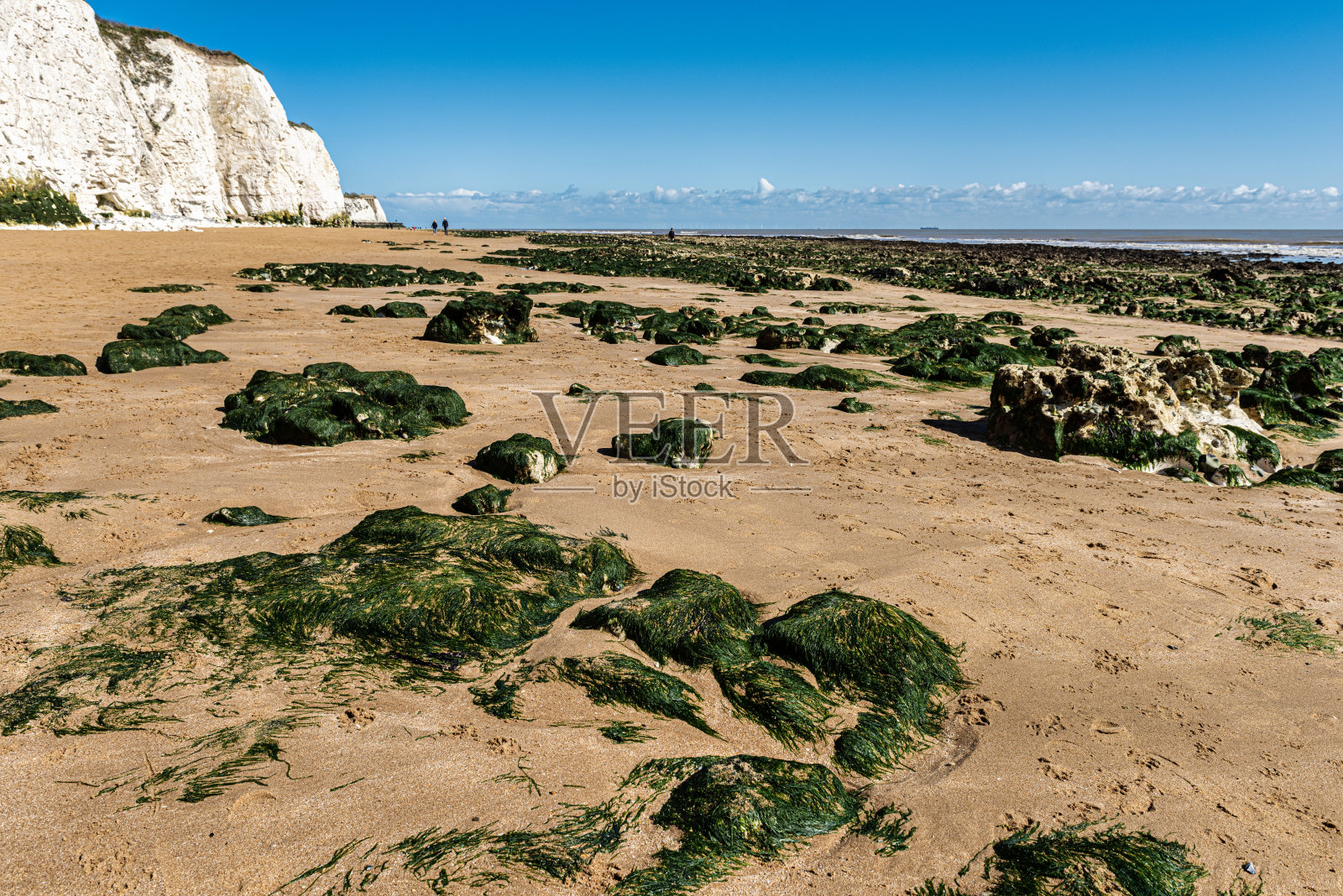 在英国肯特郡的布罗德斯梯和拉姆斯盖特之间的邓普顿湾海滩，一个可爱的春天阳光明媚的日子照片摄影图片