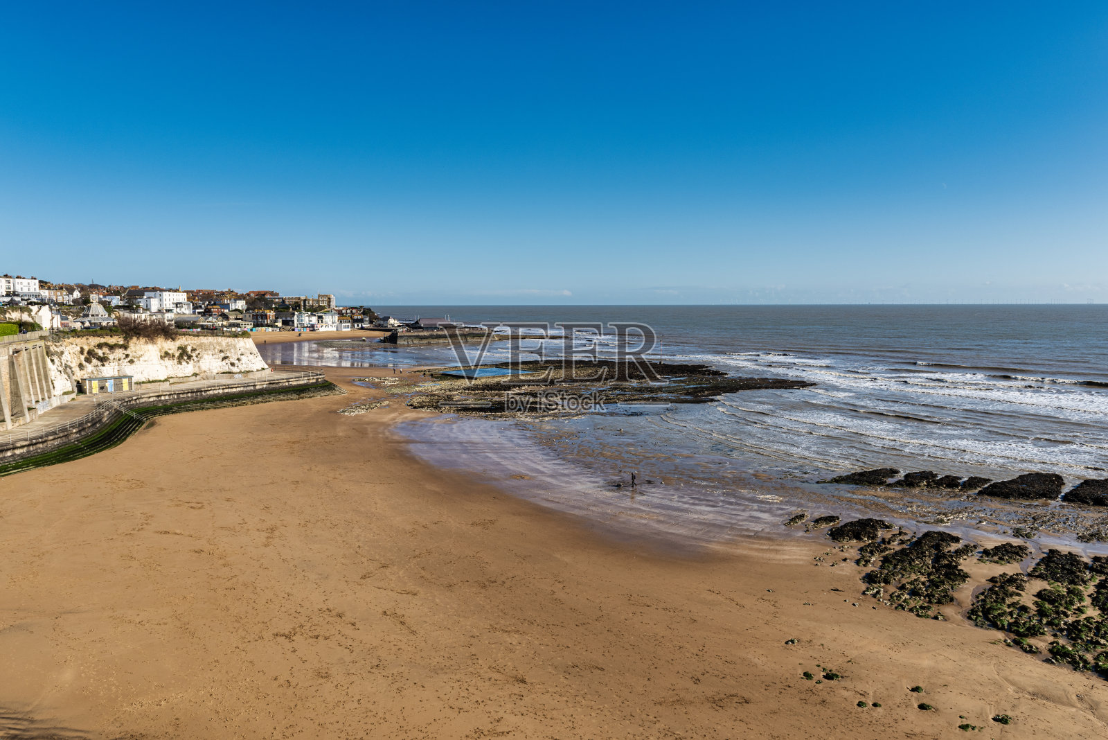 英国肯特郡的布罗德斯特海滩，一个明媚的春日照片摄影图片