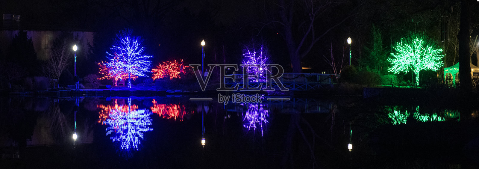 夜晚的节日彩灯照片摄影图片