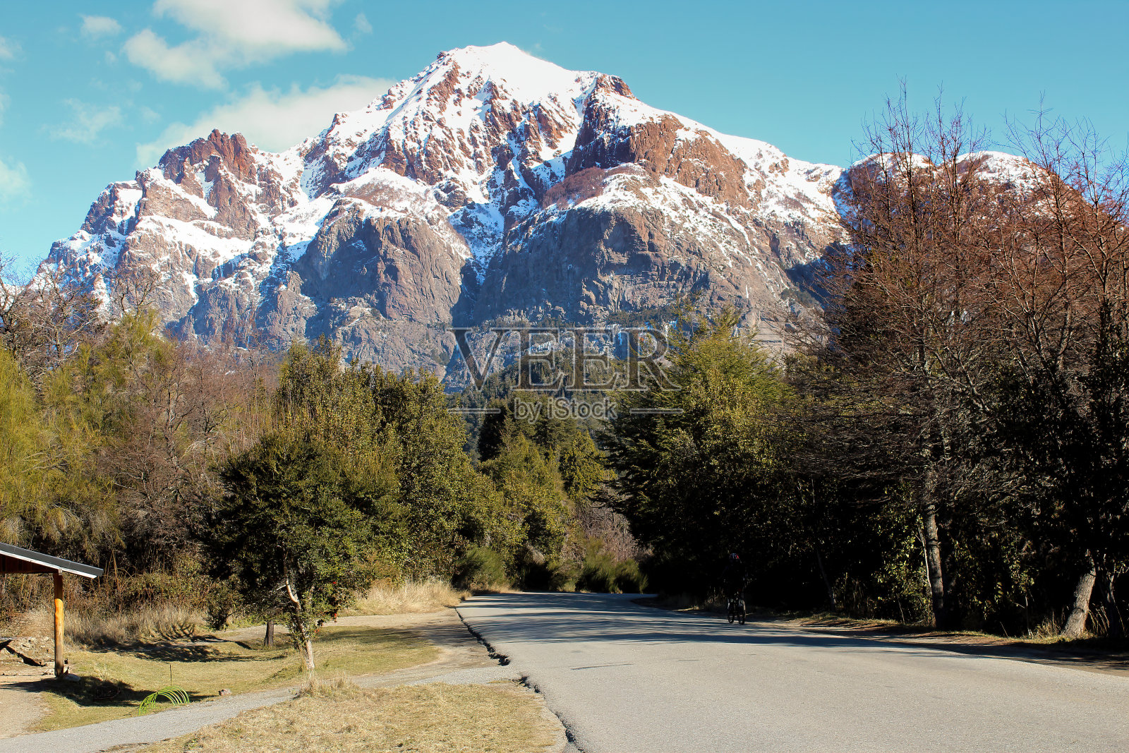 背景是道路和山脉照片摄影图片