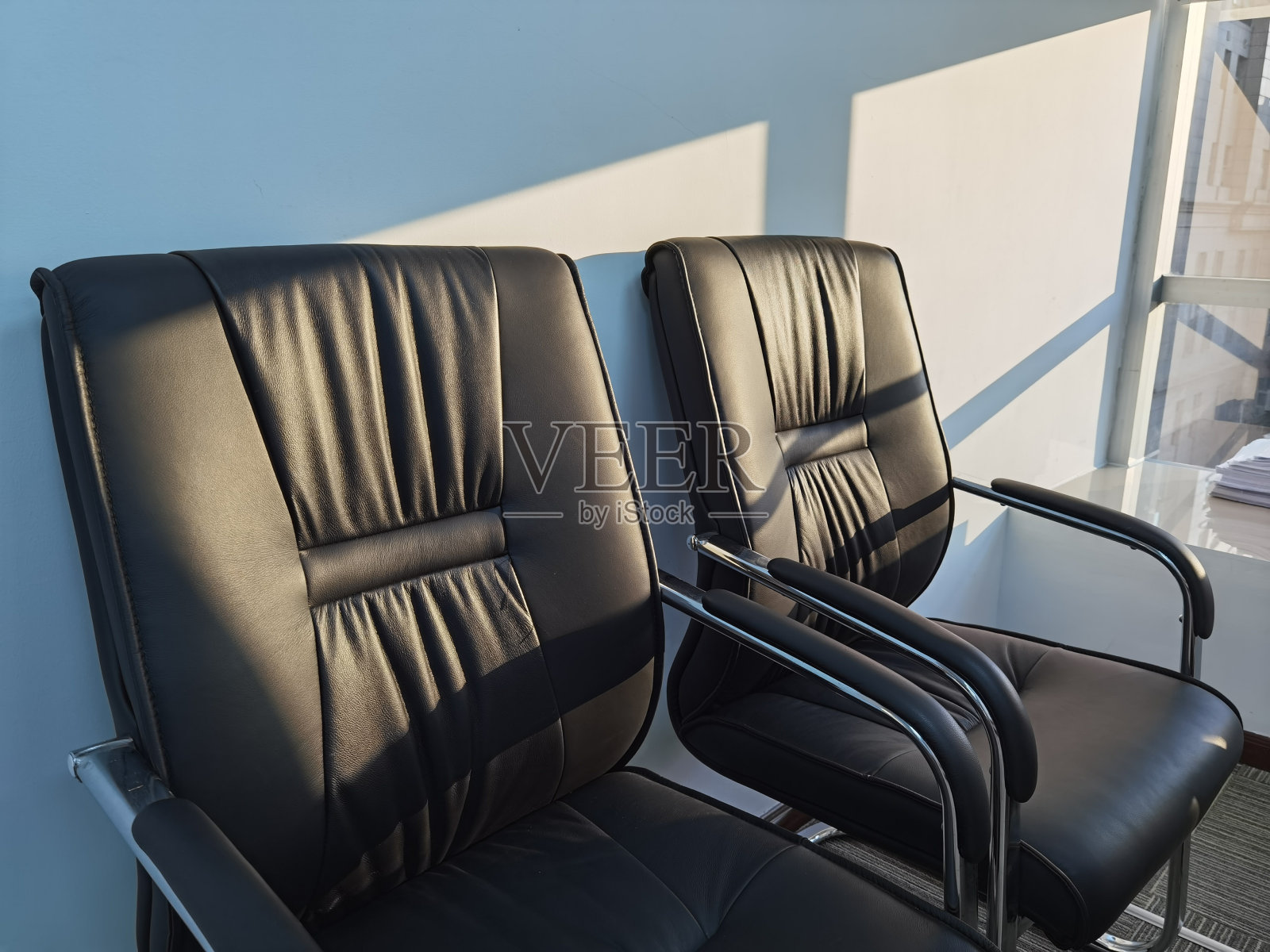 中国深圳，办公室沙发椅被落日余晖照亮照片摄影图片