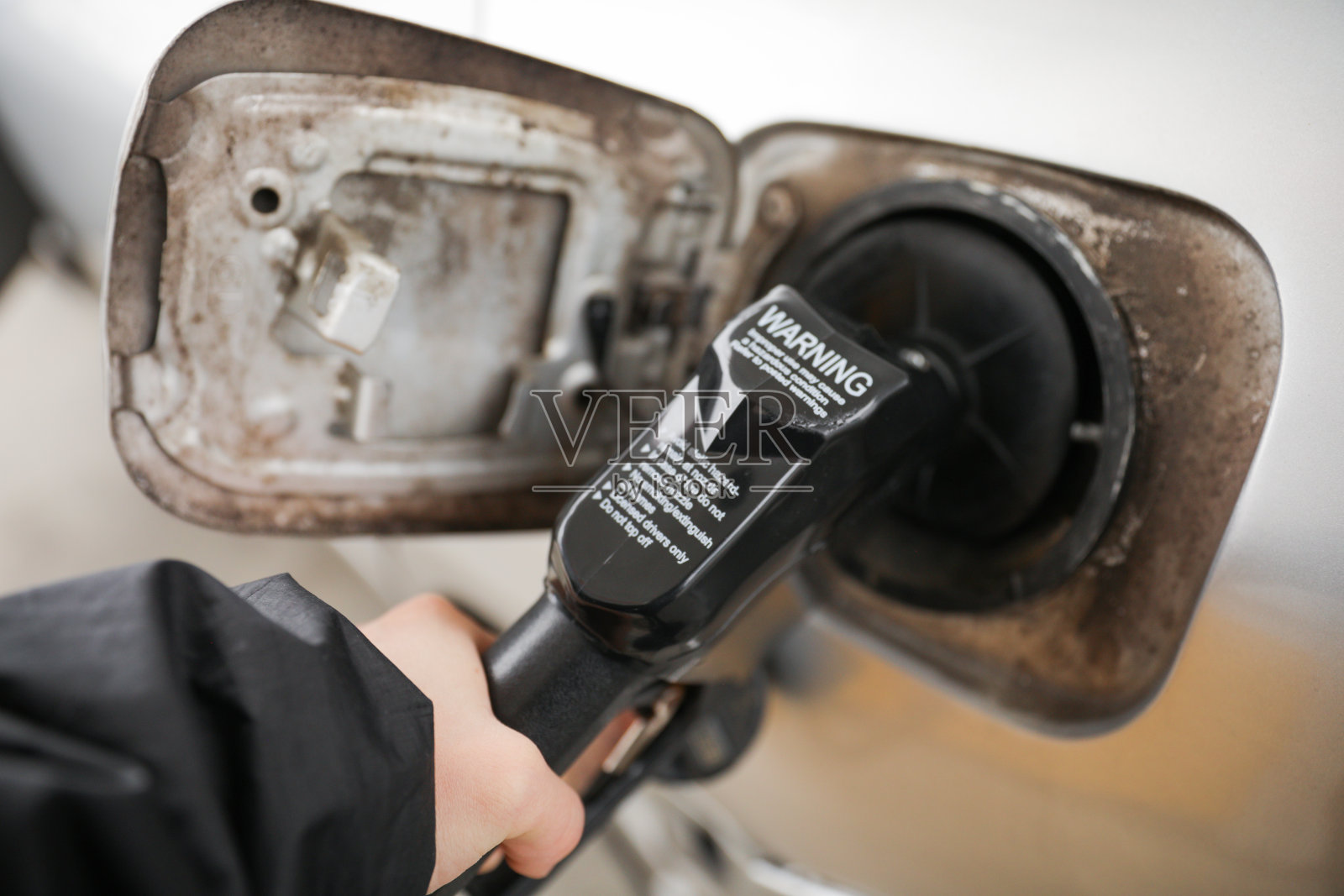 加油站是供司机购买燃料的商业设施，象征着便利和机动性，代表着交通和化石燃料的重要性照片摄影图片