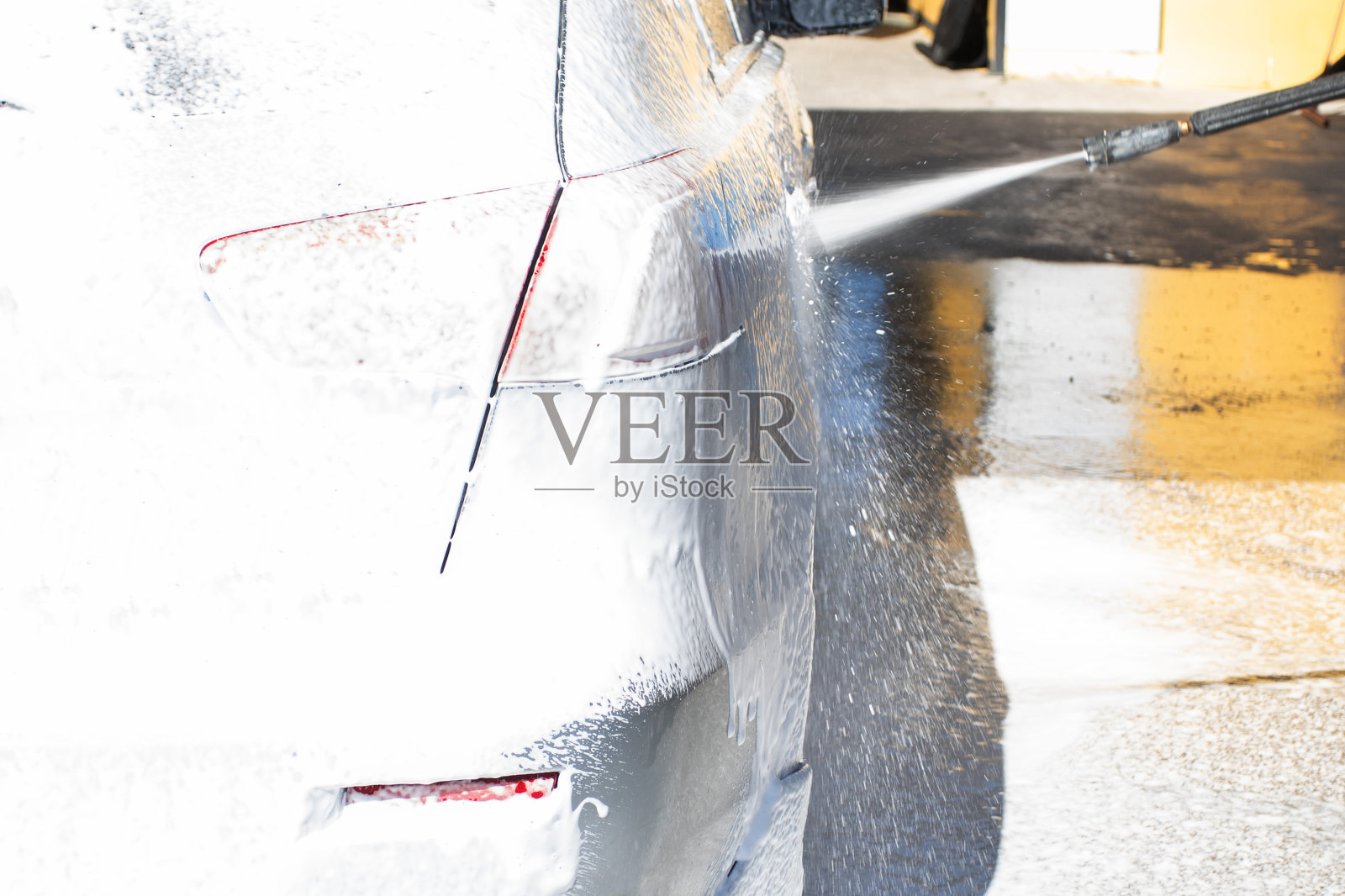 洗车工用洗车店软管里的泡沫洗车照片摄影图片