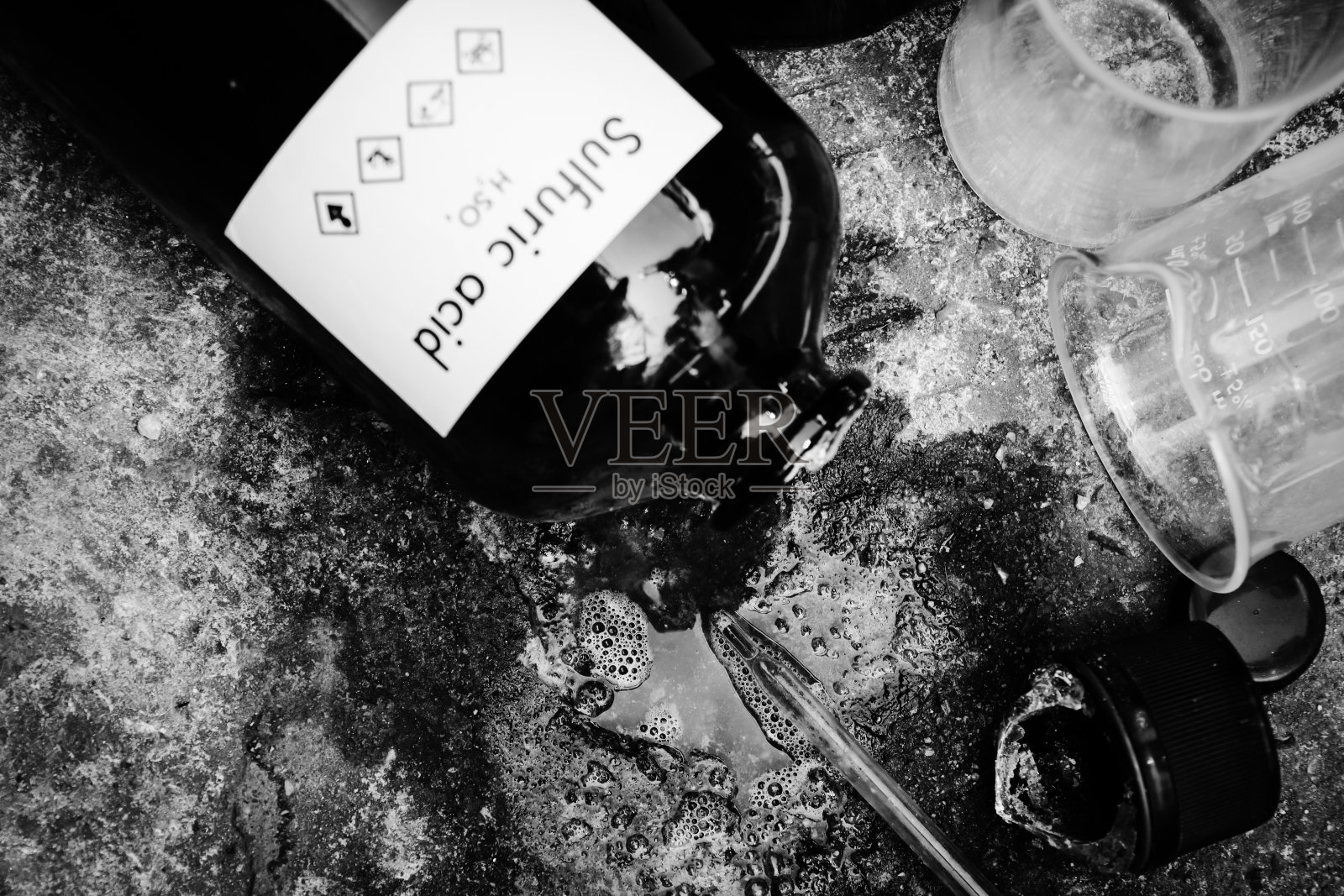 硫酸泄漏在地板上，化学实验室和工业照片摄影图片