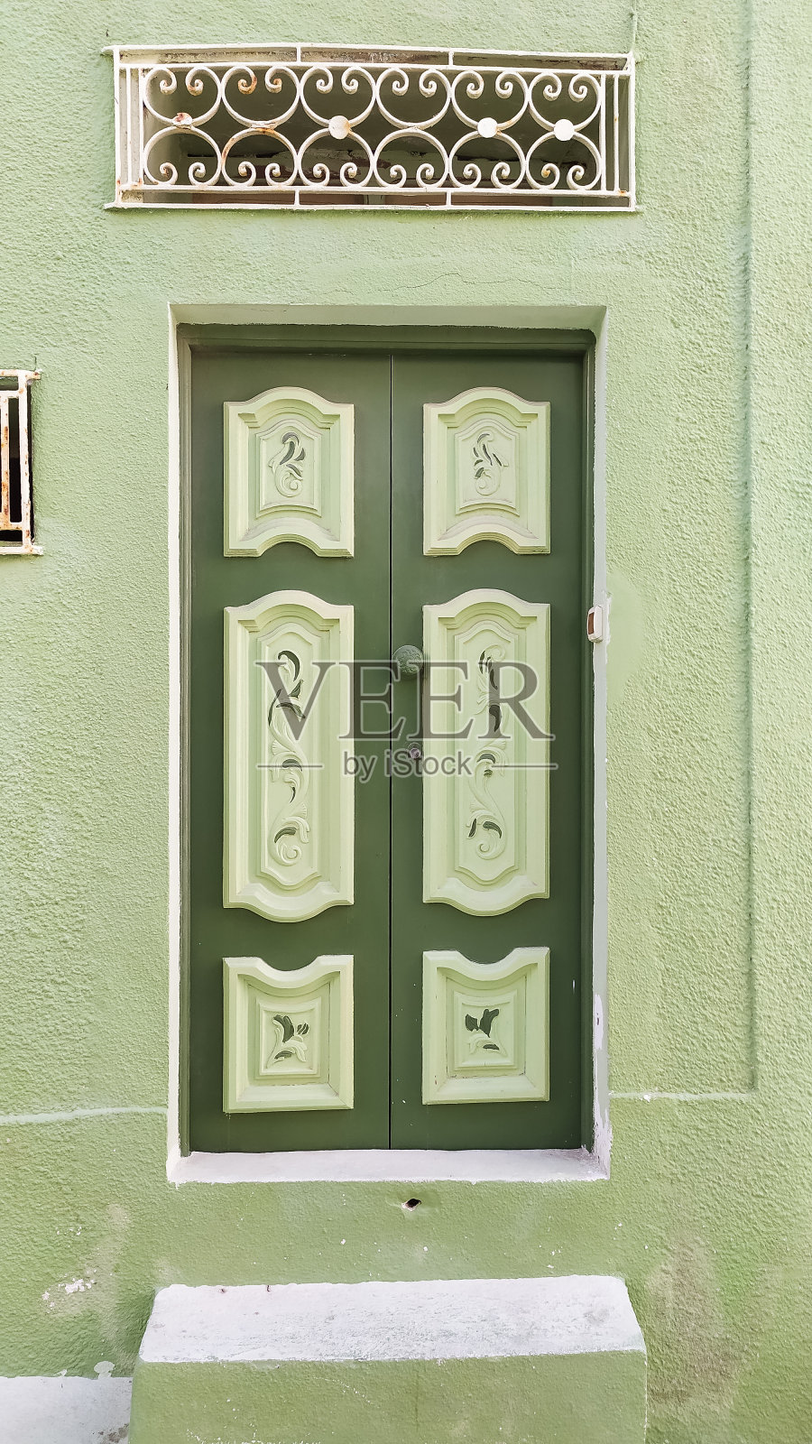 突尼斯麦地那历史街区的传统彩绘门。照片摄影图片