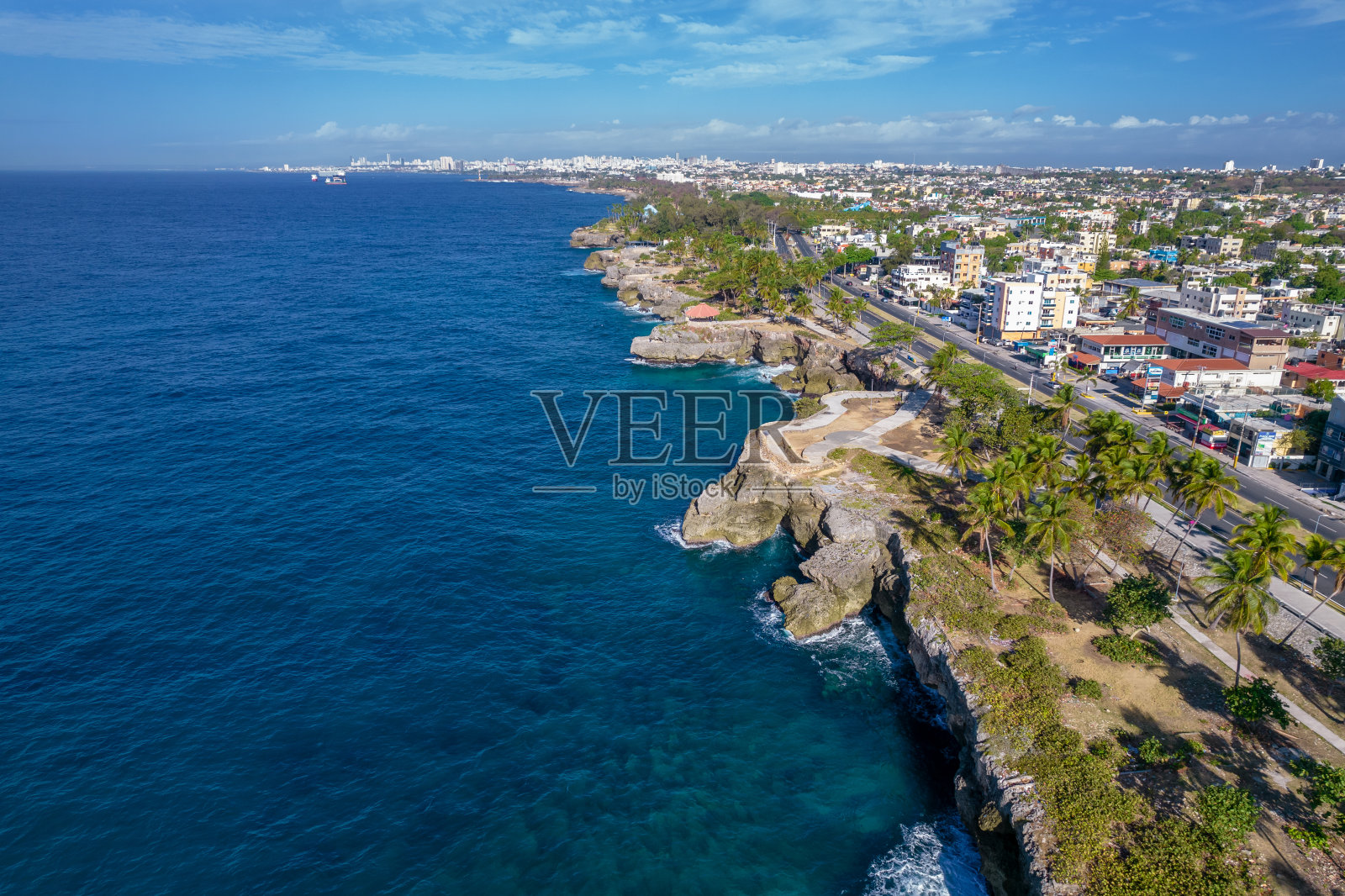多米尼加共和国圣多明各，美丽的加勒比海海岸，绿松石色的海水，俯视图。照片摄影图片