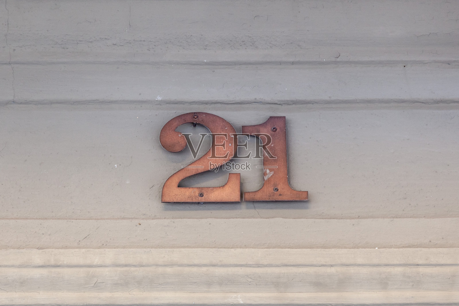 21个铜制数字固定在奶油色的船舷墙上。照片摄影图片