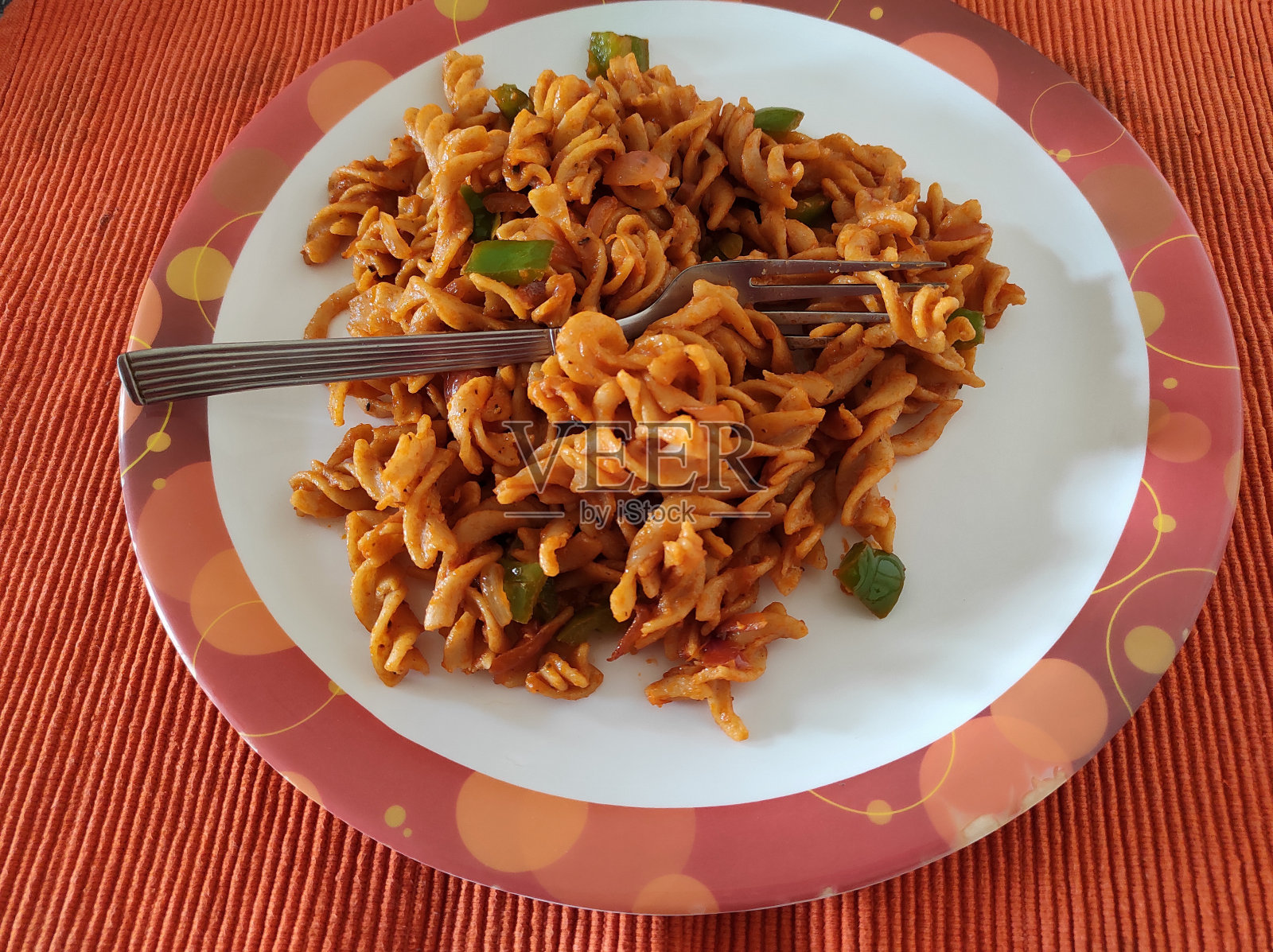 自制红酱意大利面装在盘子里照片摄影图片