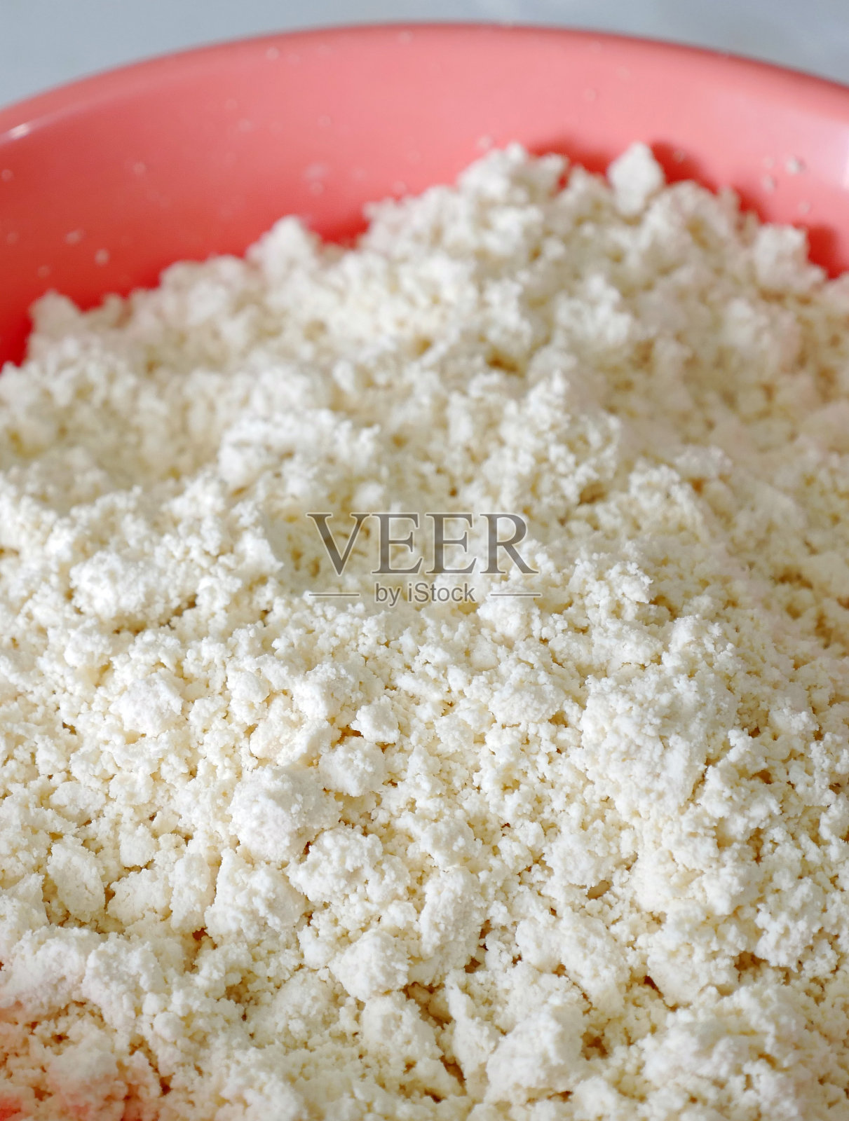 新鲜的凝乳奶酪，一碗新鲜制作的自制凝乳奶酪，照片摄影图片