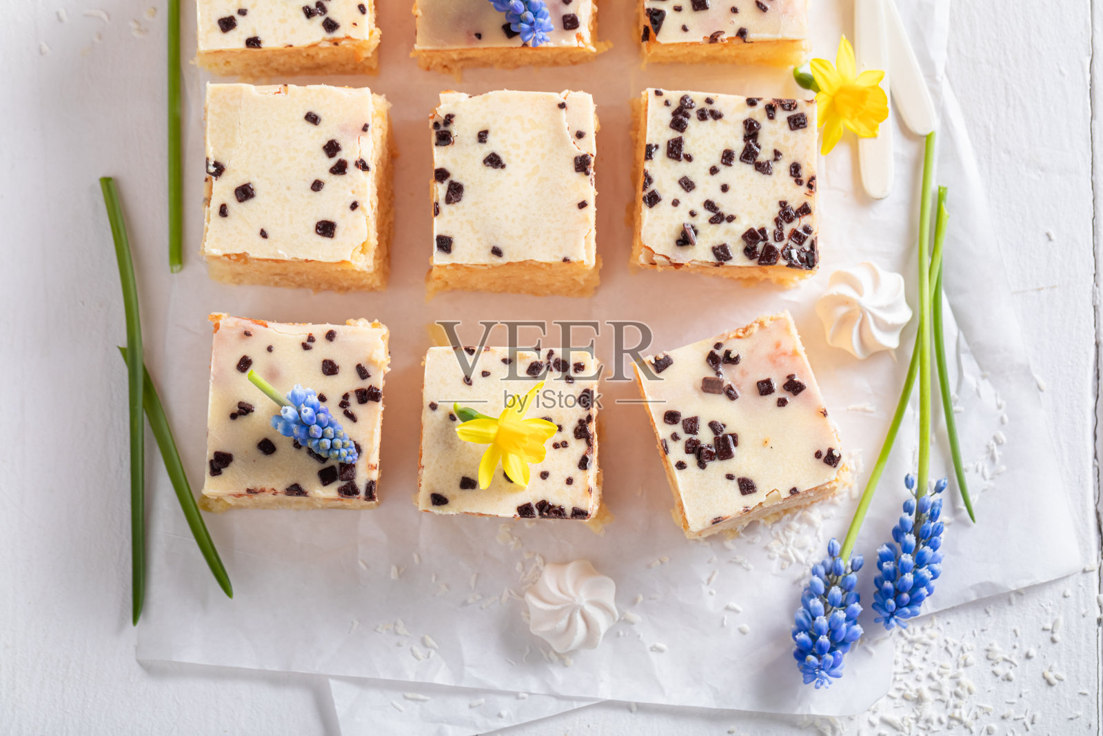 美味的椰子蛋糕切片，可以吃了。照片摄影图片