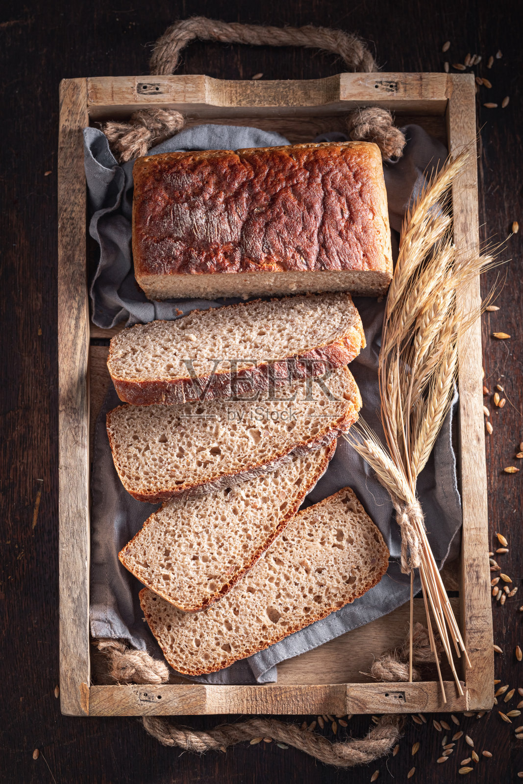 在家烘焙的健康面包。照片摄影图片