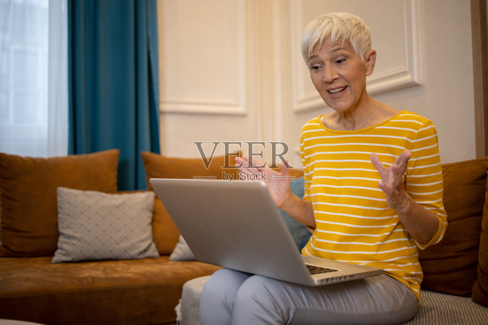 成熟的时尚女性在家里工作照片摄影图片