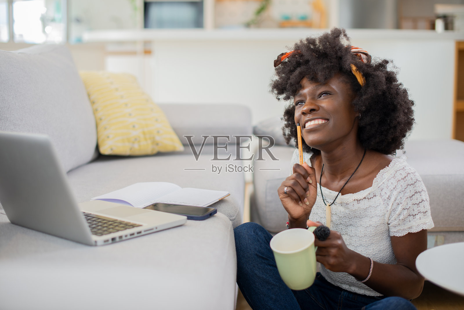 年轻时尚的女人在家里工作照片摄影图片