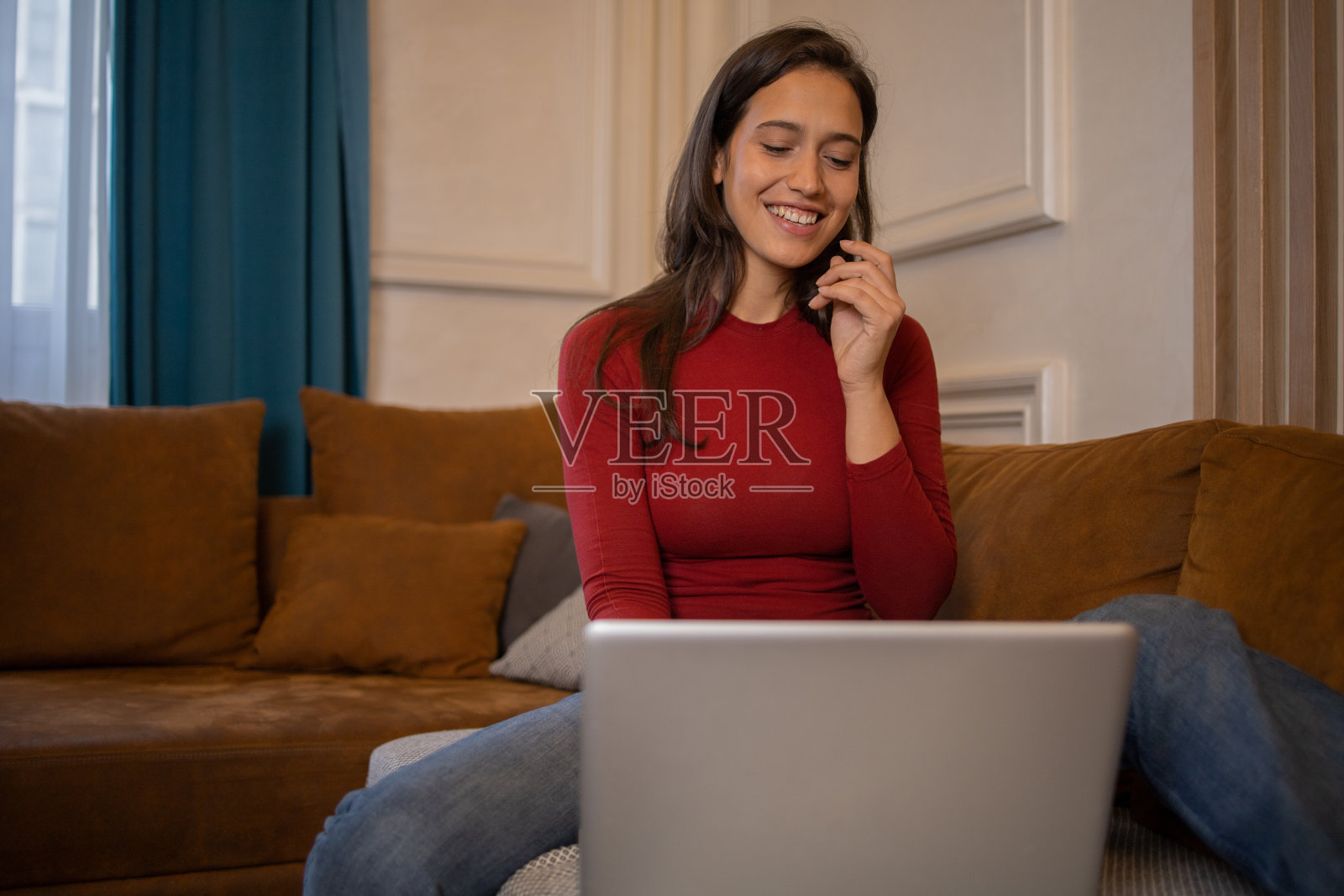 在家工作的女性照片摄影图片